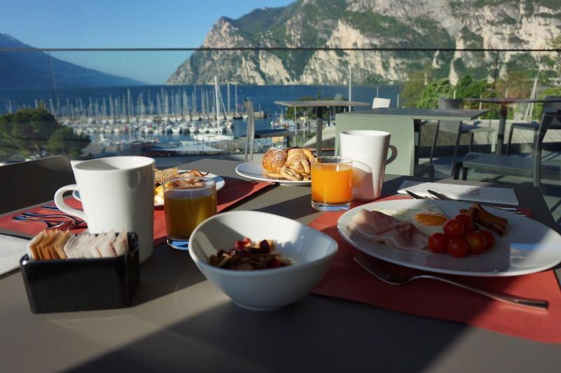 Hotel Riviera Riva del Garda Exteriör bild