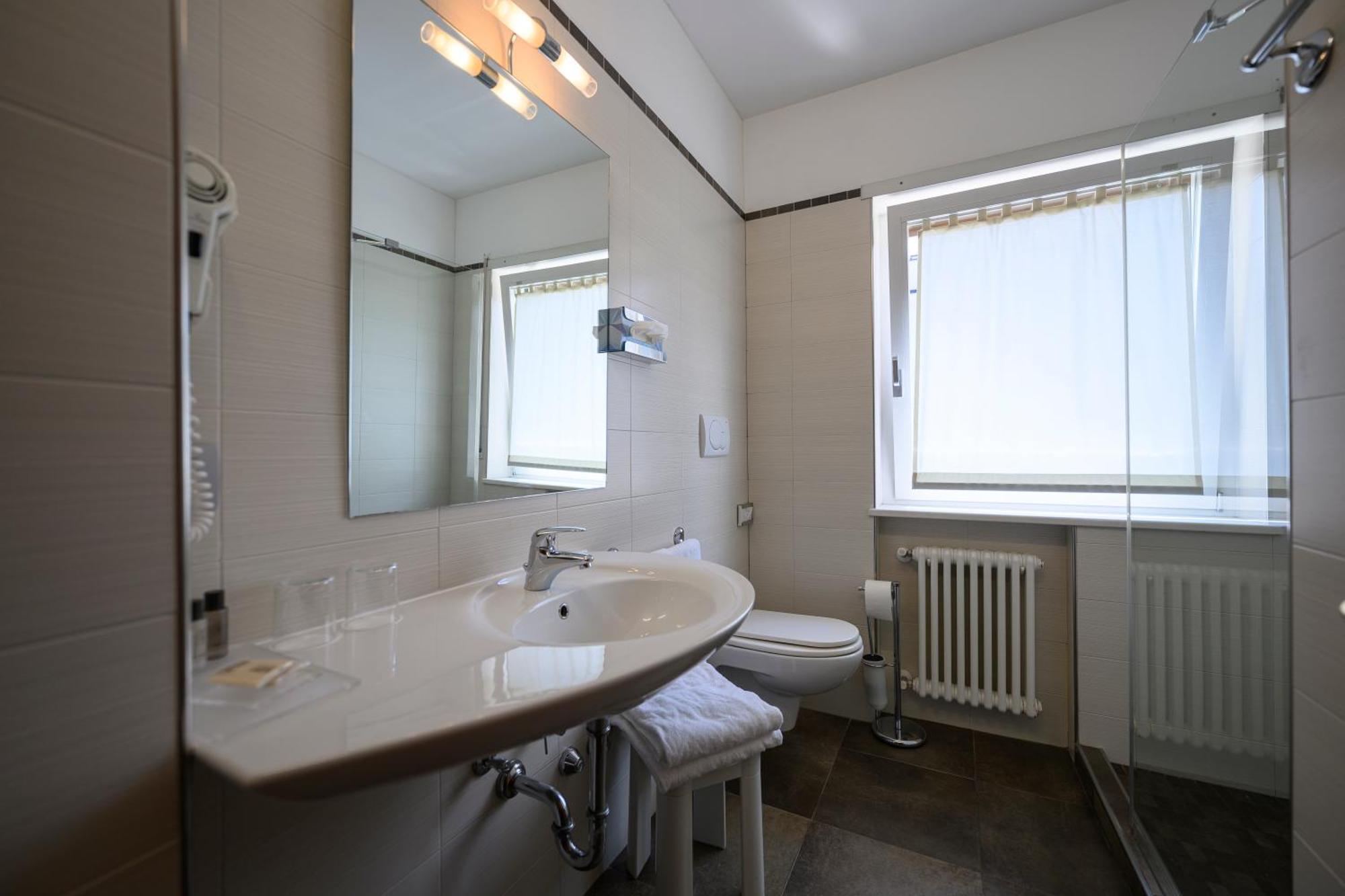 Hotel Riviera Riva del Garda Rum bild