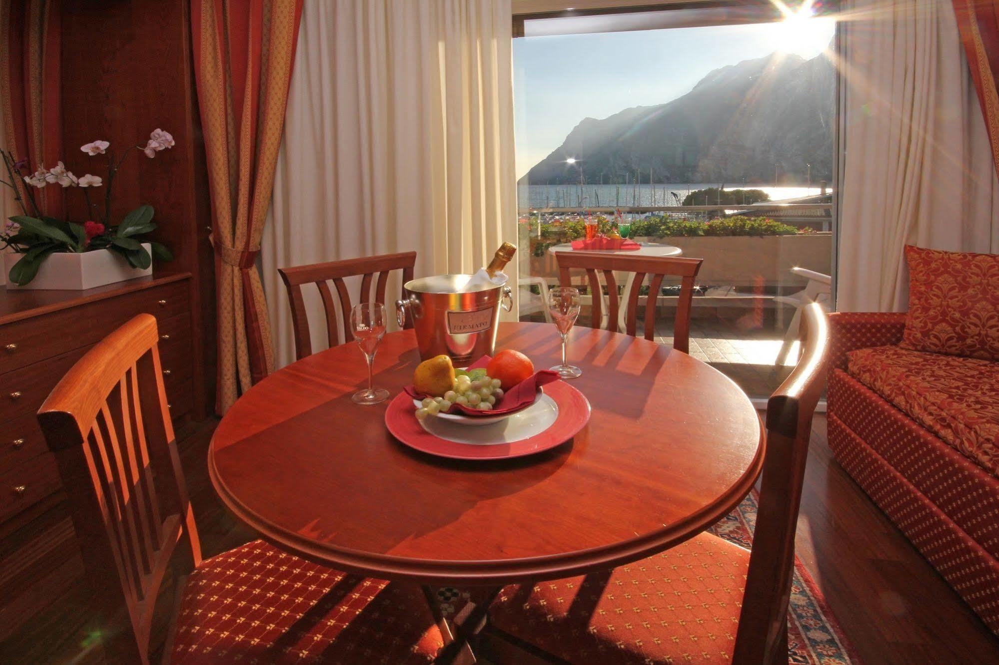Hotel Riviera Riva del Garda Exteriör bild